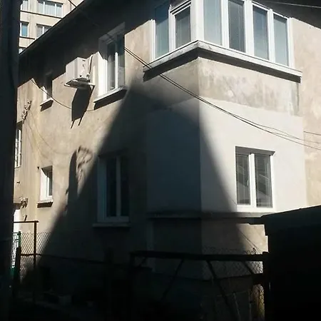 Hostel Randi Mamola *